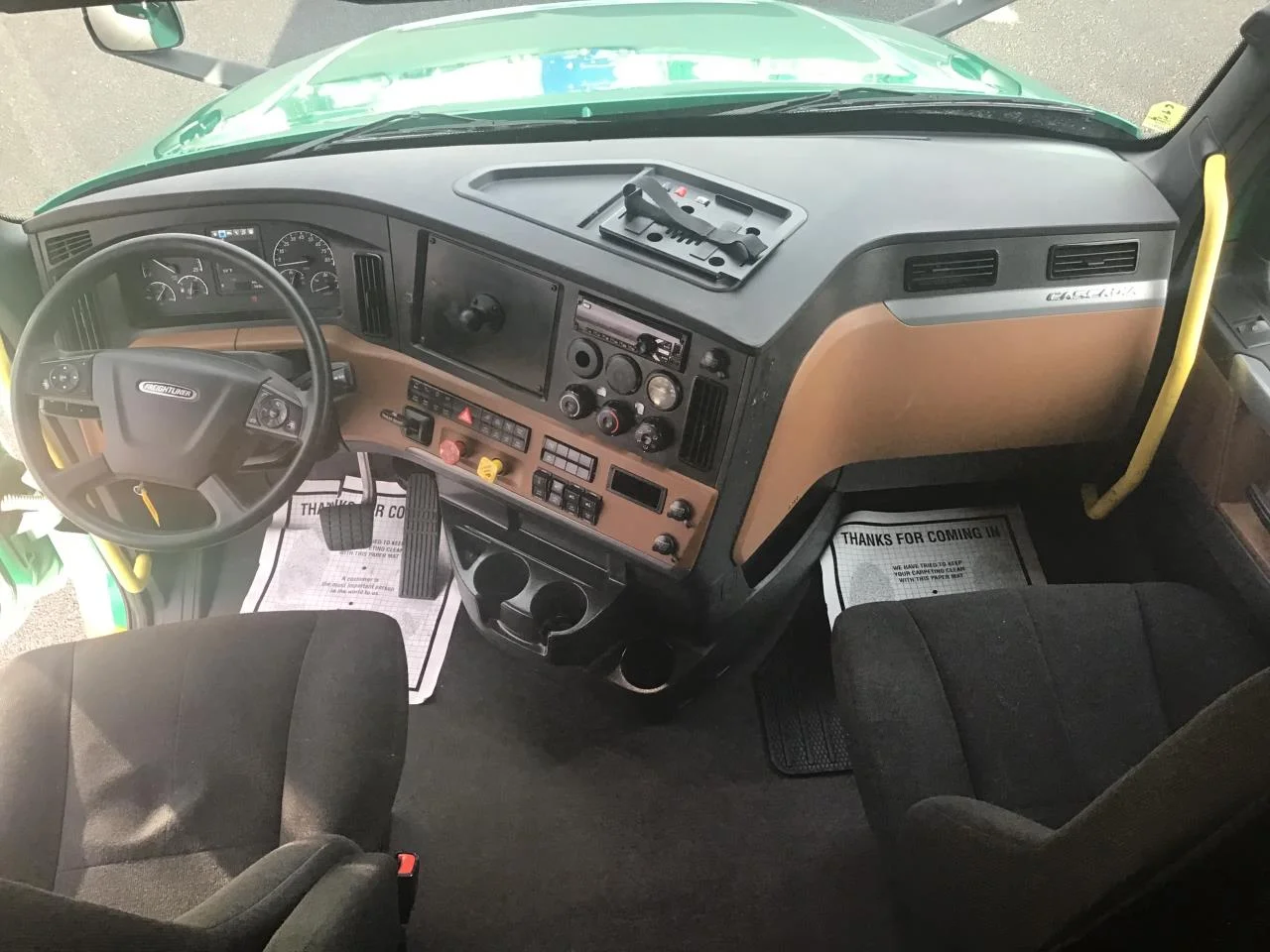 2022 Freightliner Cascadia in Pacific, WA — photo 8