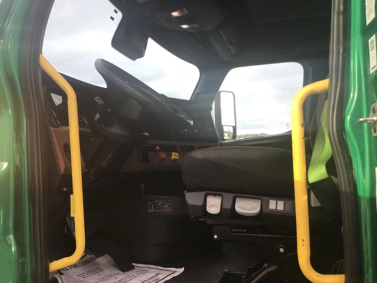 2022 Freightliner Cascadia in Pacific, WA — photo 5