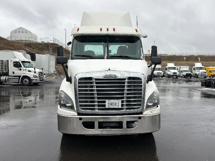 2017 Freightliner Cascadia - image 2