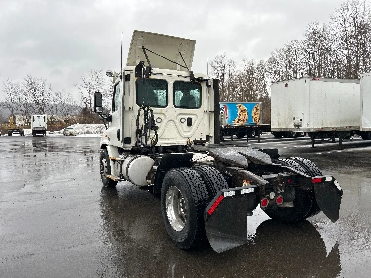 2017 Freightliner Cascadia - image 5