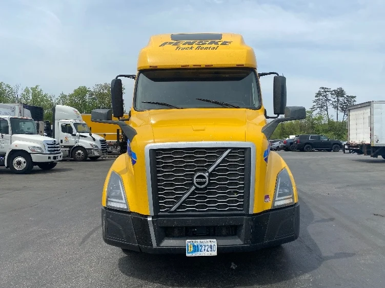 2022 Volvo VNL 760 - image 2