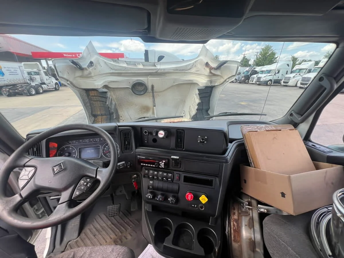 2019 International LT - image 7