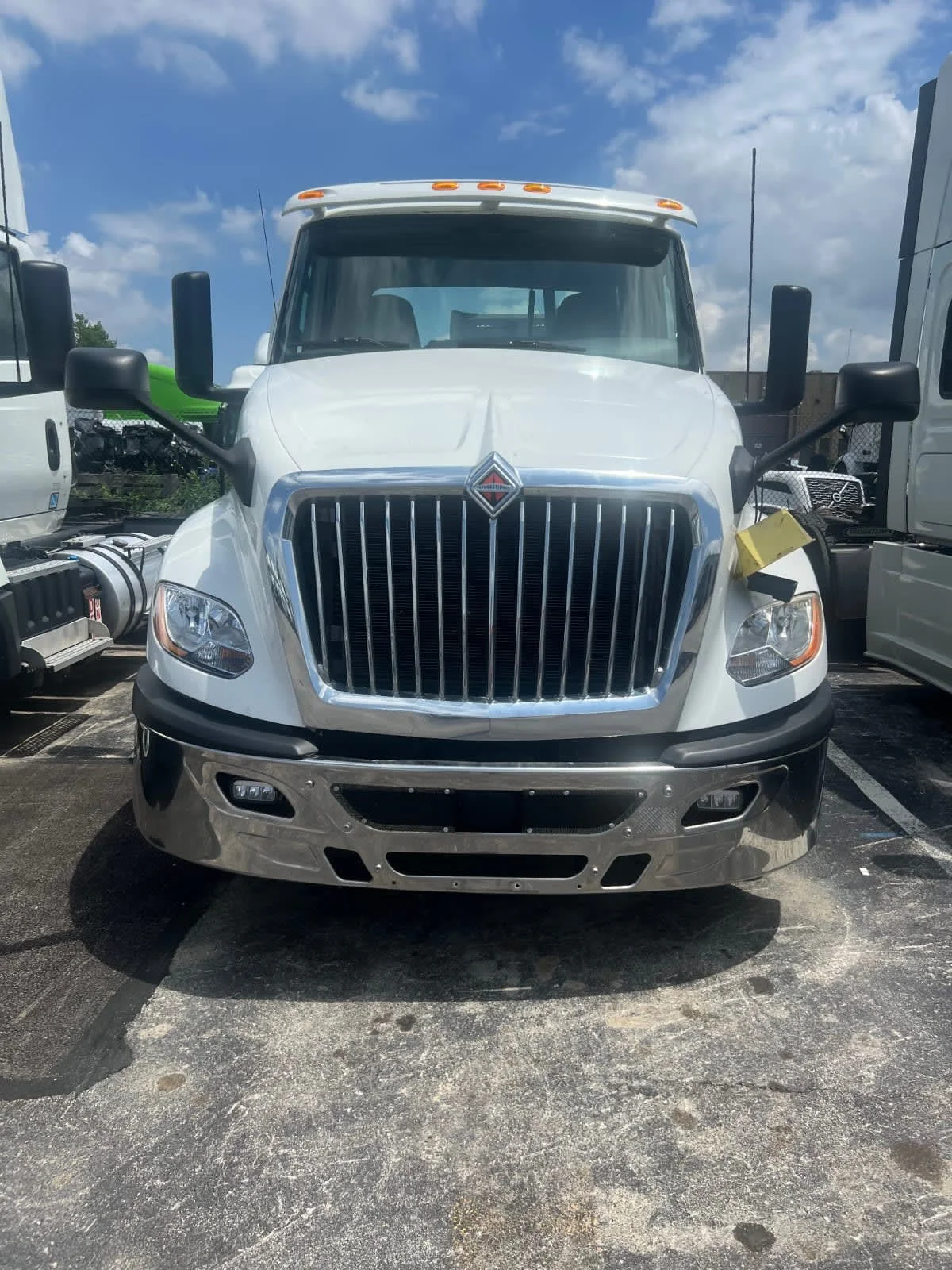 2019 International LT - image 2