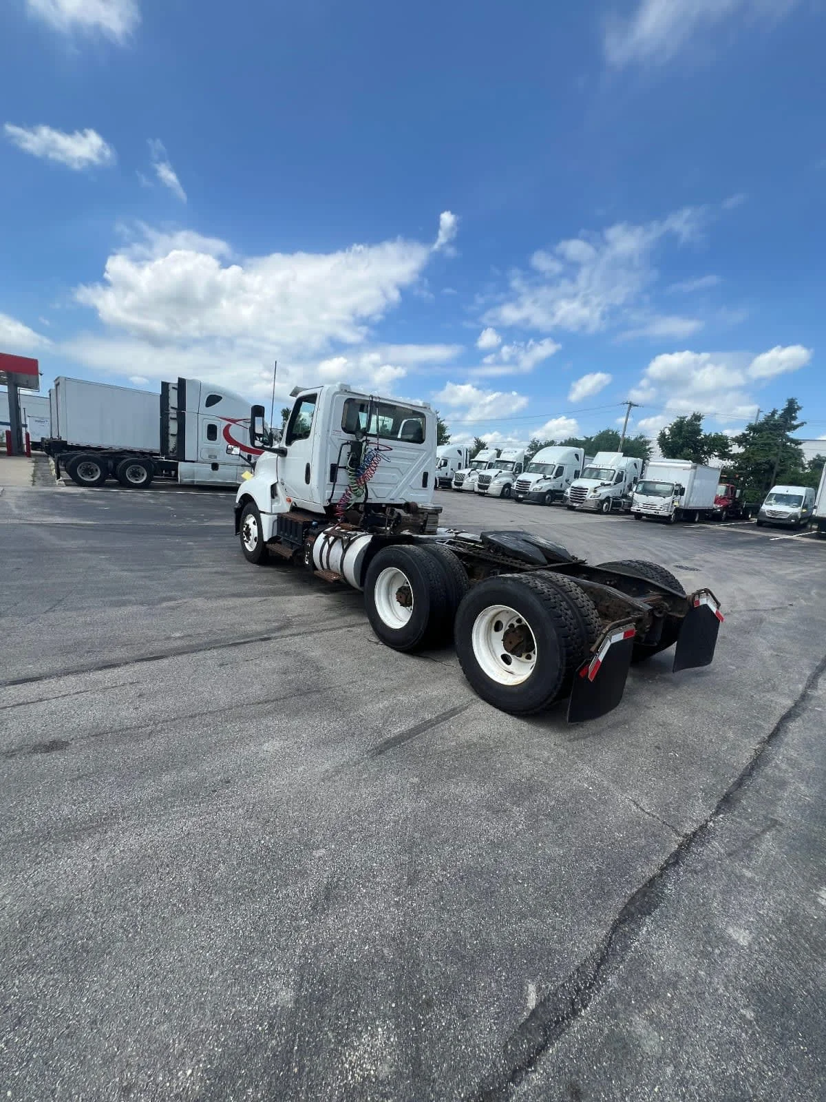 2019 International LT - image 6