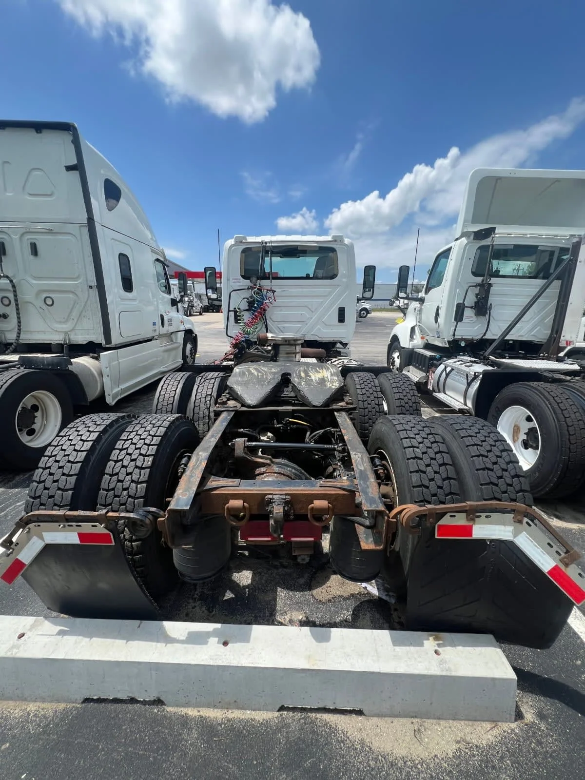 2019 International LT - image 5