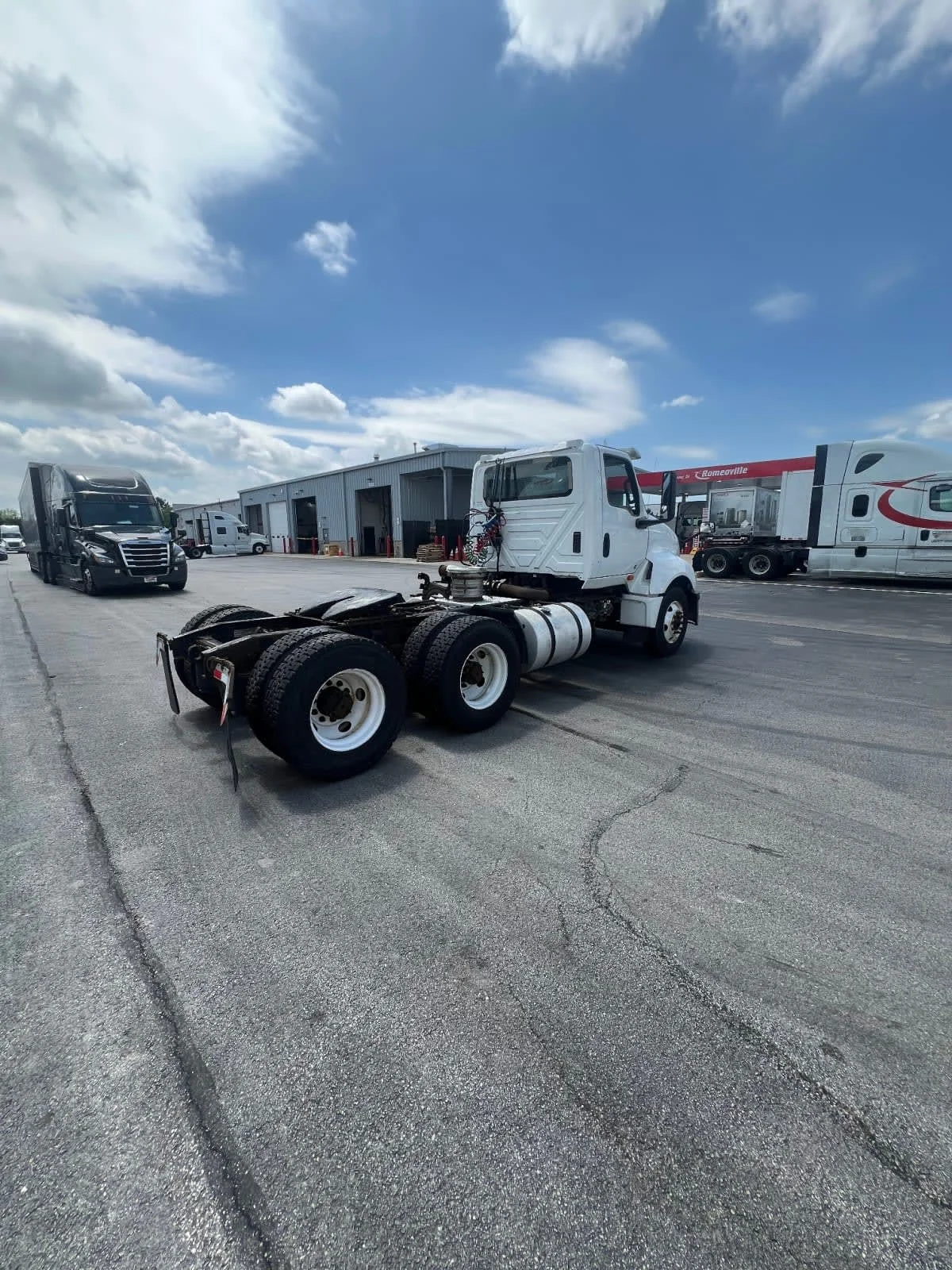 2019 International LT - image 4