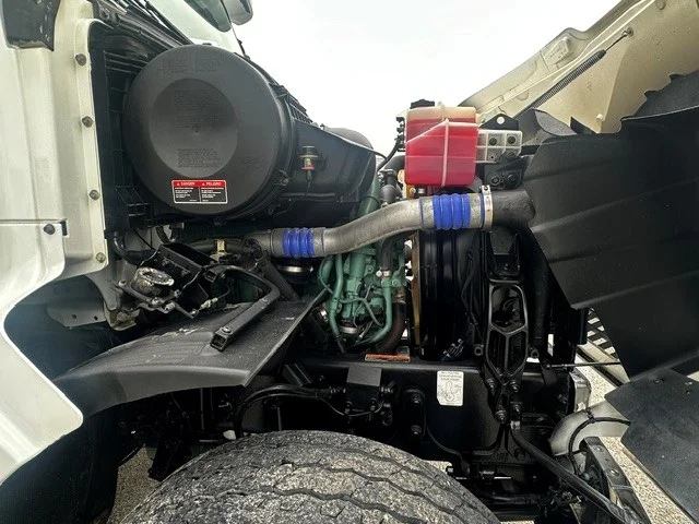 2020 Volvo VHD 300 in San Antonio, TX — photo 9