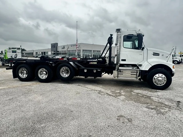 2020 Volvo VHD 300 in San Antonio, TX — photo 5