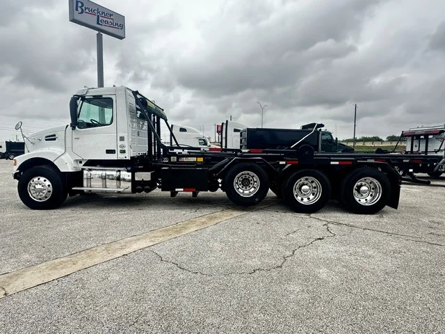2020 Volvo VHD 300 in San Antonio, TX — photo 4