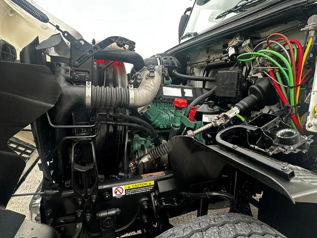 2020 Volvo VHD 300 in San Antonio, TX — photo 10