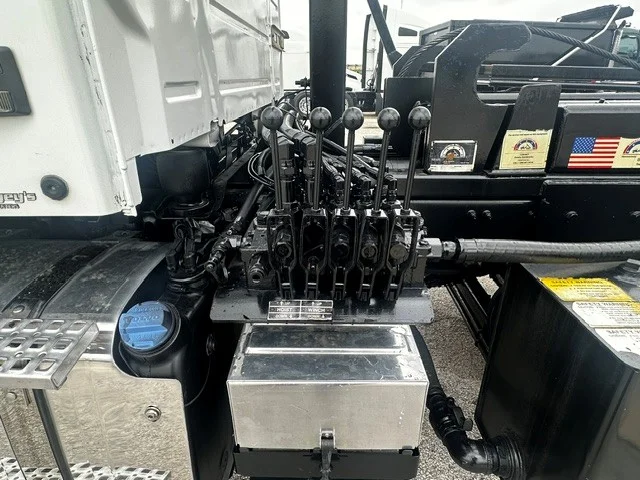 2020 Volvo VHD 300 in San Antonio, TX — photo 12