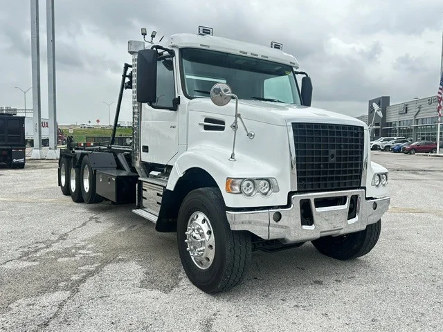 2020 Volvo VHD 300 in San Antonio, TX — photo 2