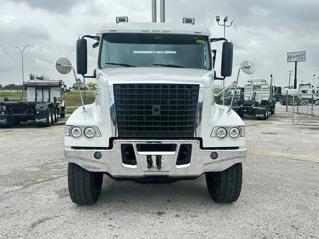 2020 Volvo VHD 300 in San Antonio, TX — photo 3