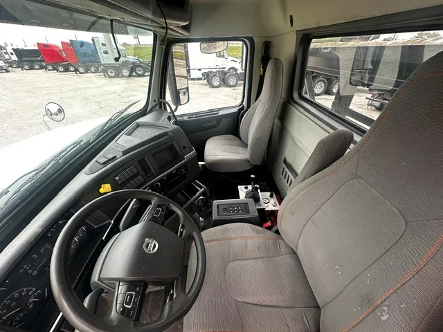 2020 Volvo VHD 300 in San Antonio, TX — photo 11