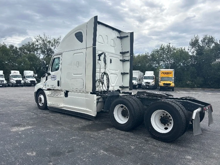 2022 Freightliner Cascadia in Salem, VA — photo 5