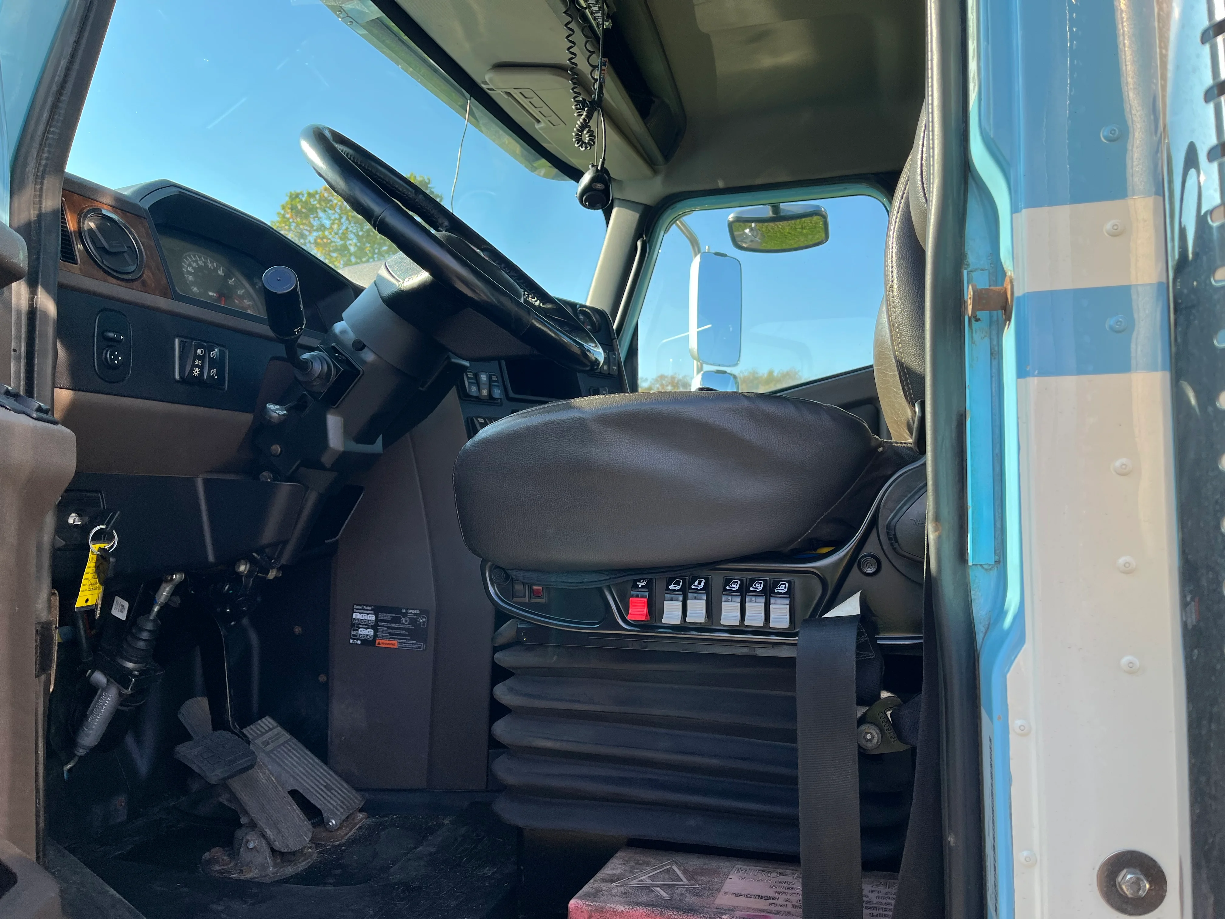 2018 International HX - image 11