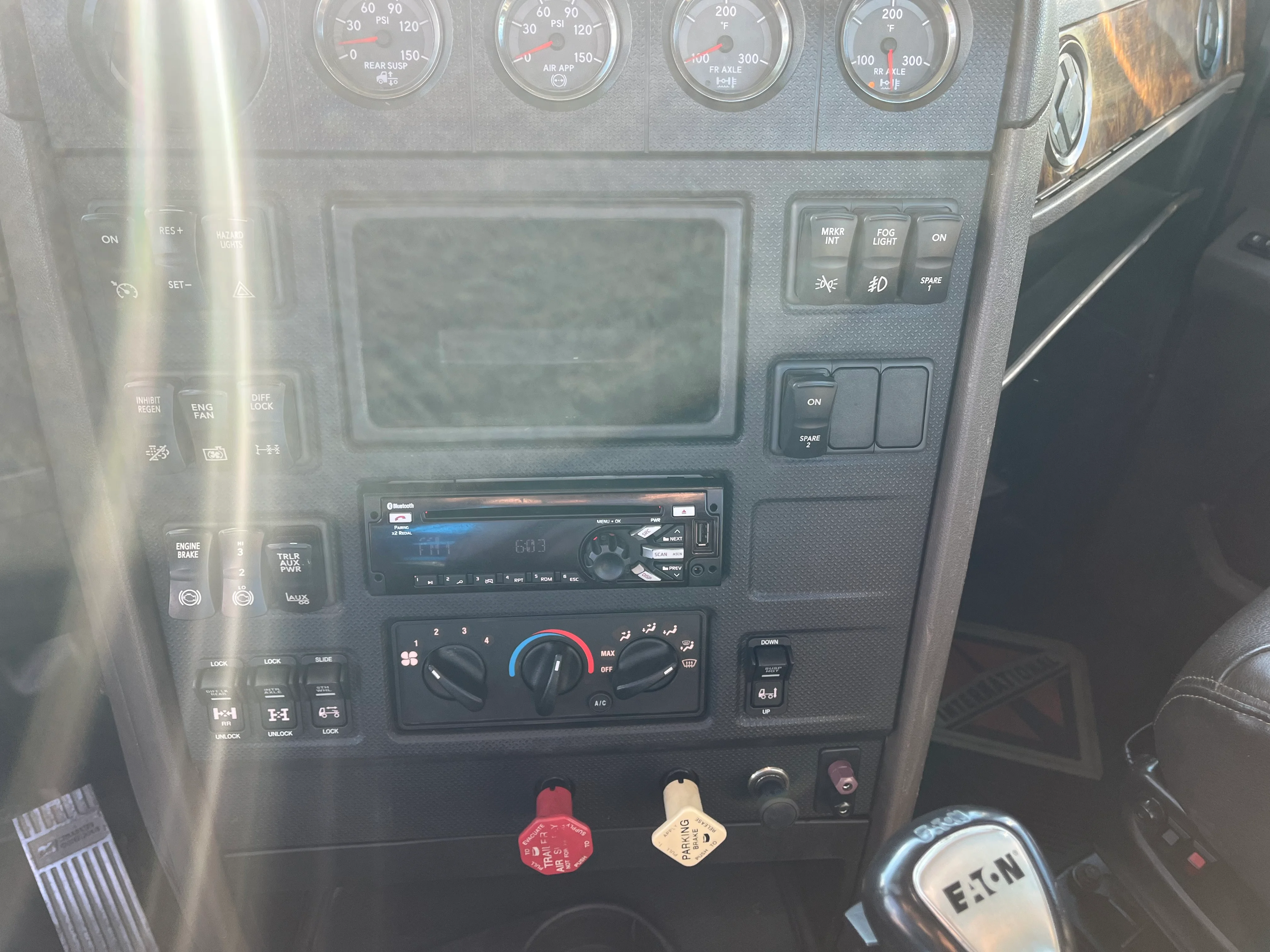 2018 International HX - image 13