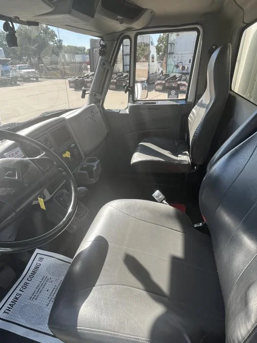 2016 International 4300 - image 12
