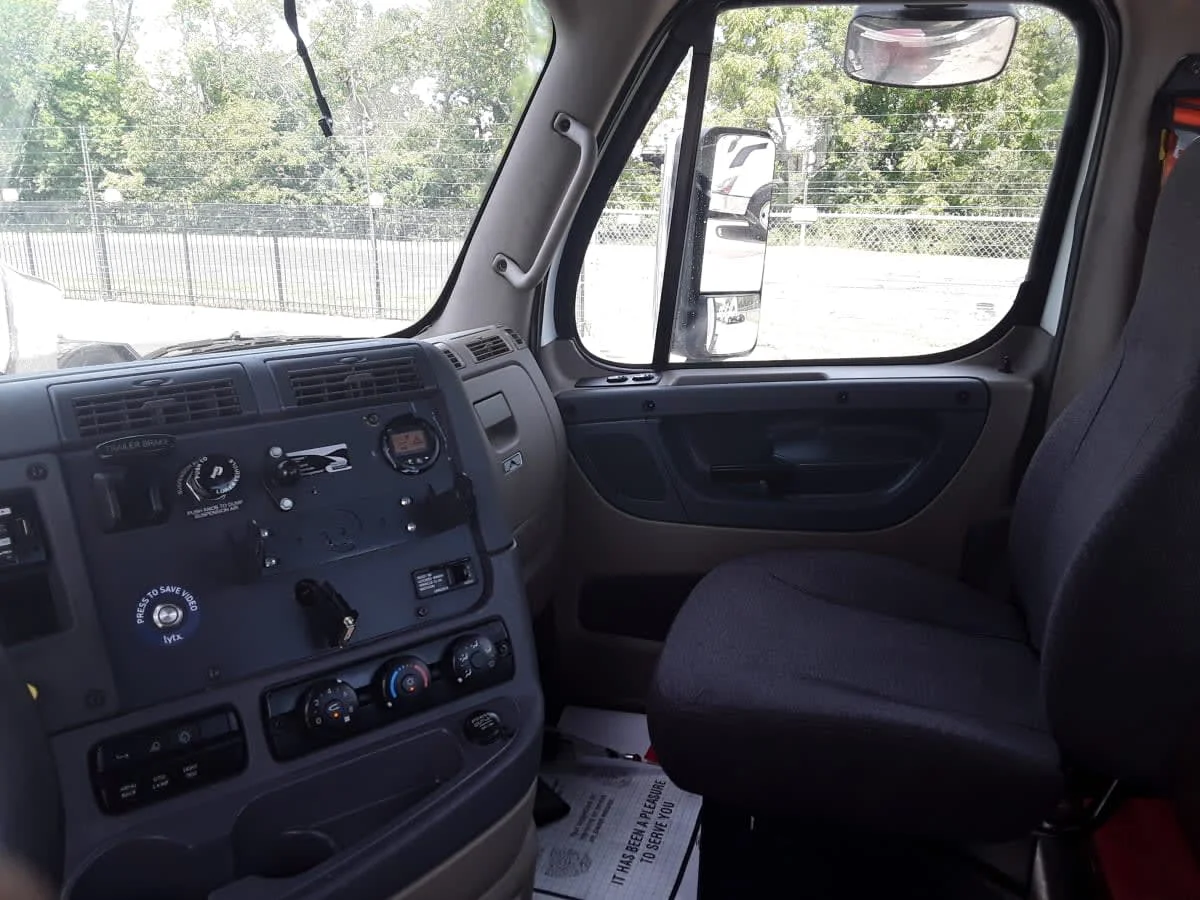 2018 Freightliner Cascadia - image 8