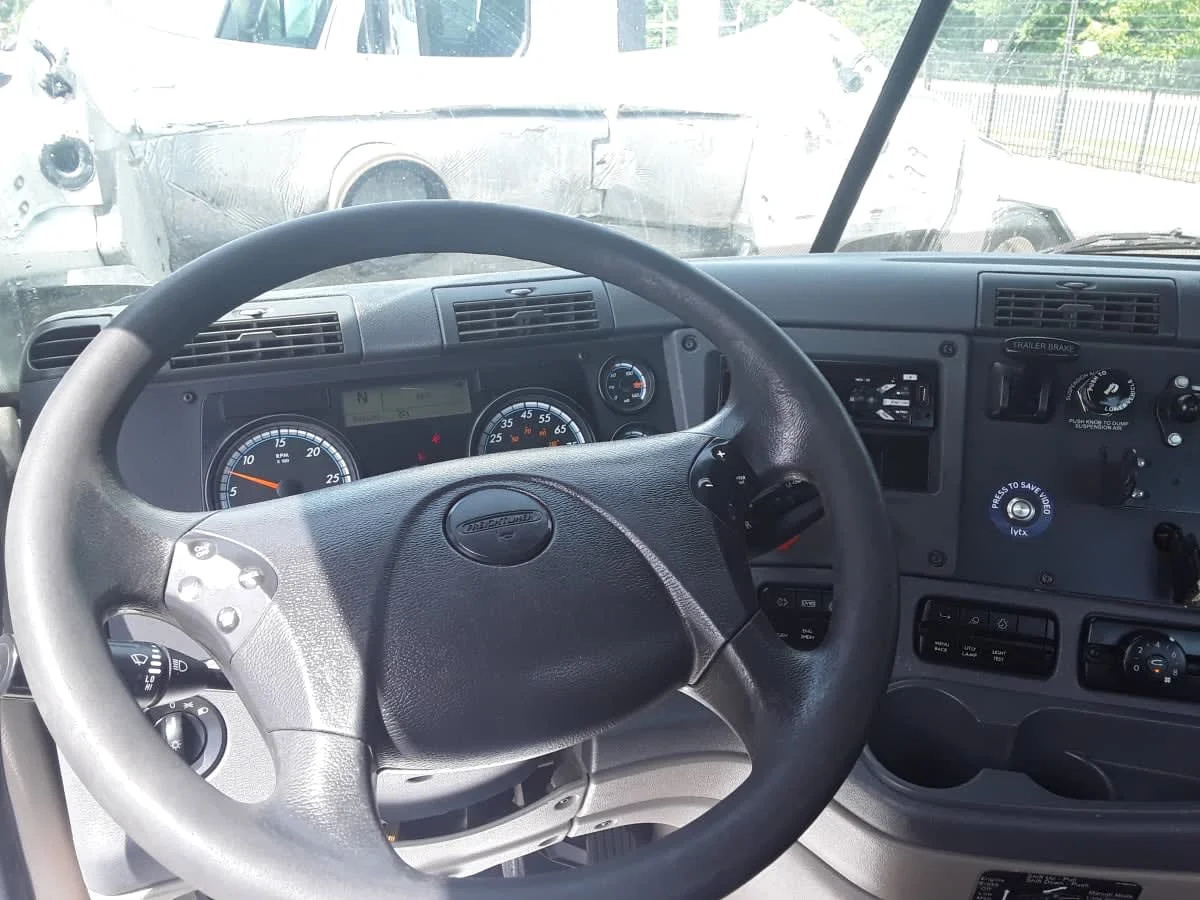 2018 Freightliner Cascadia - image 7