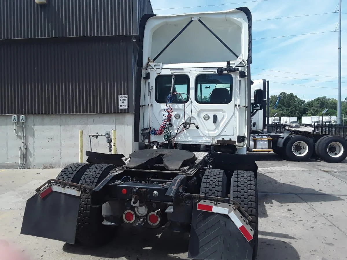 2018 Freightliner Cascadia - image 5