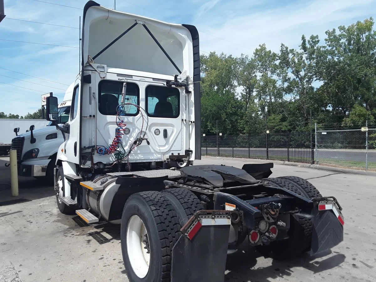 2018 Freightliner Cascadia in Kansas City, MO — photo 6