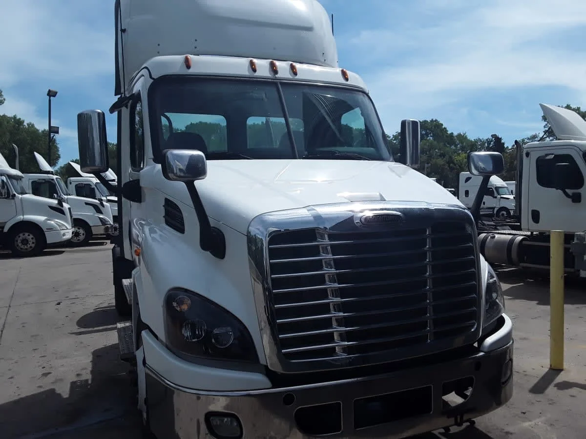 2018 Freightliner Cascadia in Kansas City, MO — photo 2