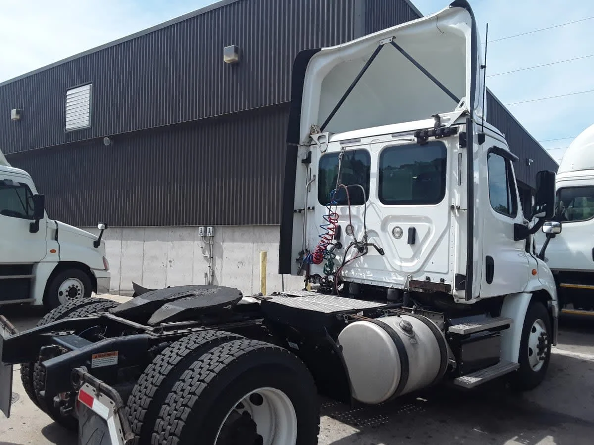2018 Freightliner Cascadia in Kansas City, MO — photo 4