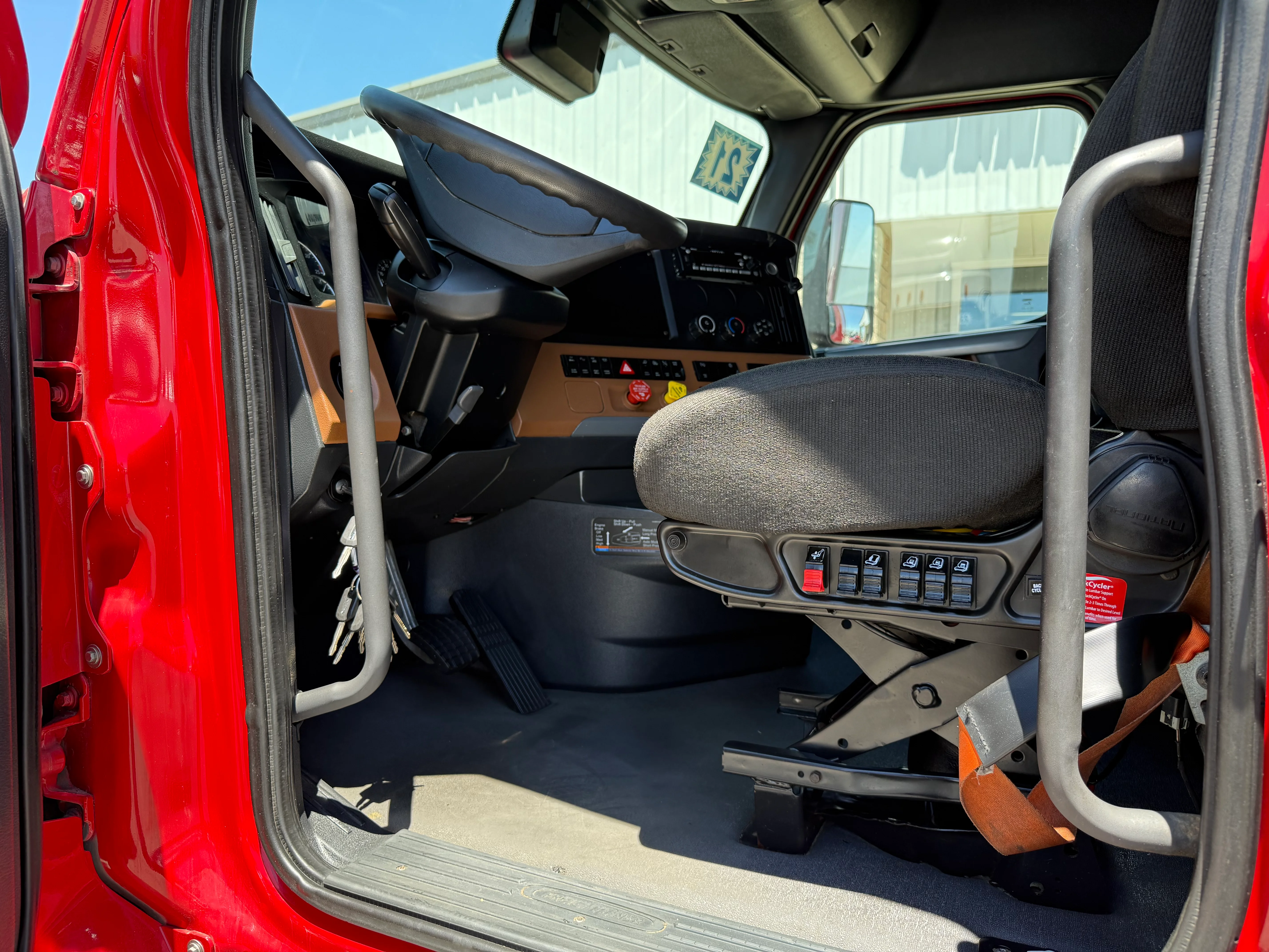 2021 Freightliner Cascadia in Selectrucks Fontana, CA — photo 12