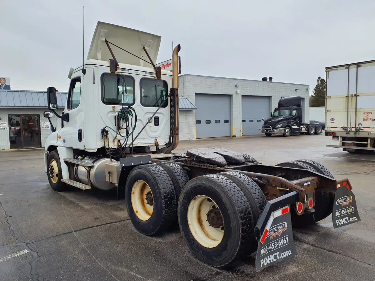 2017 Freightliner Cascadia in Oak Creek, WI — photo 6