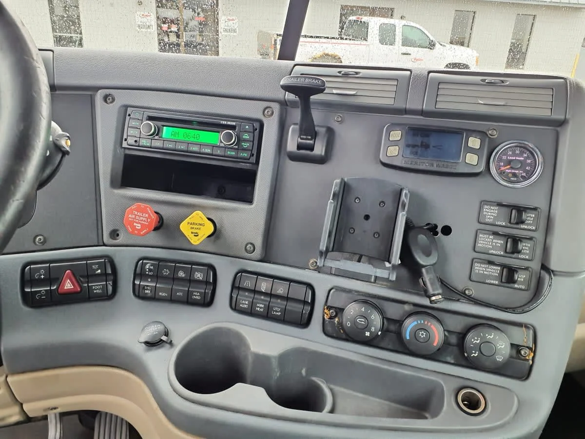 2017 Freightliner Cascadia in Oak Creek, WI — photo 12