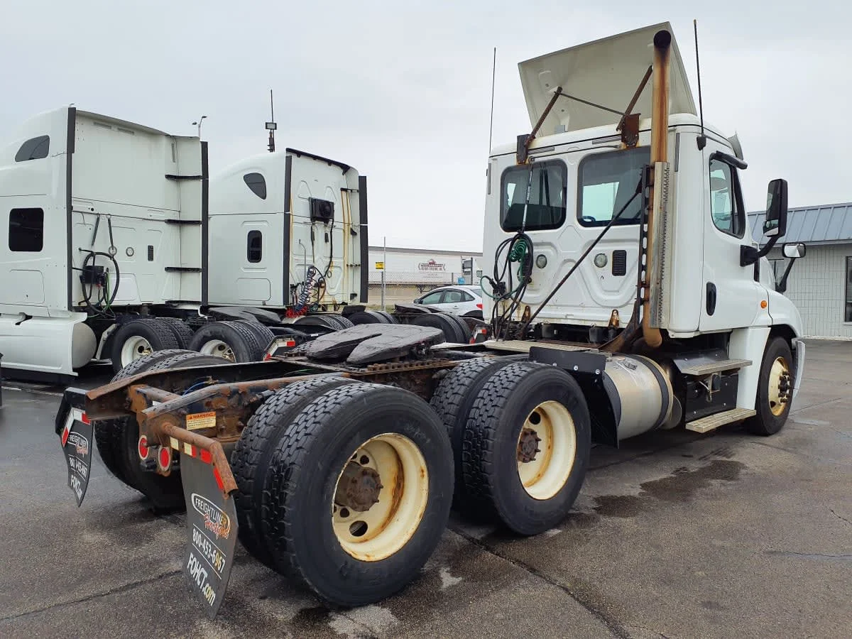 2017 Freightliner Cascadia in Oak Creek, WI — photo 4