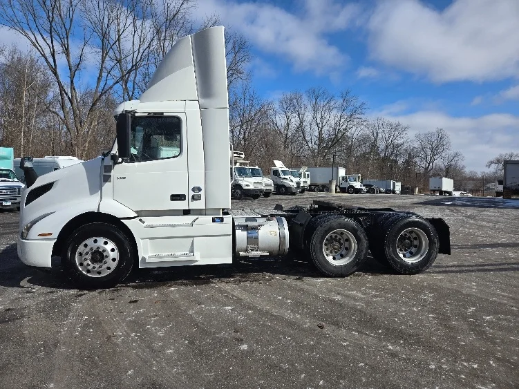 2021 Volvo VNR 640 - image 4