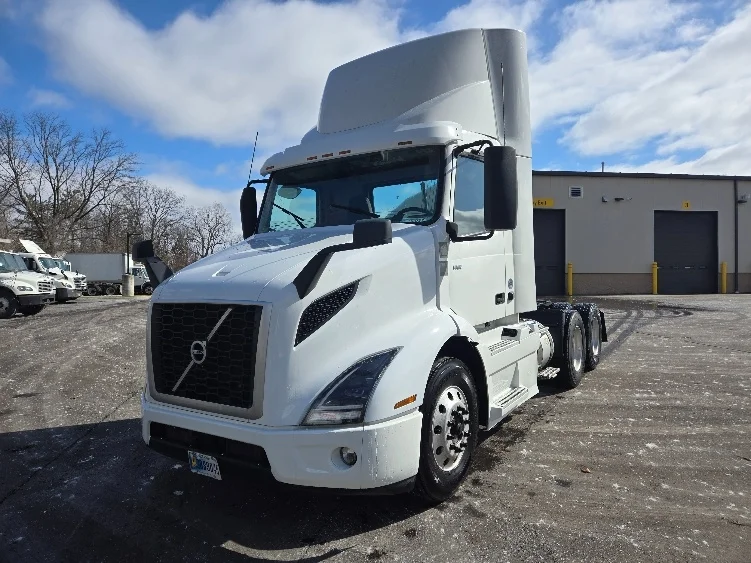 2021 Volvo VNR 640 - image 3