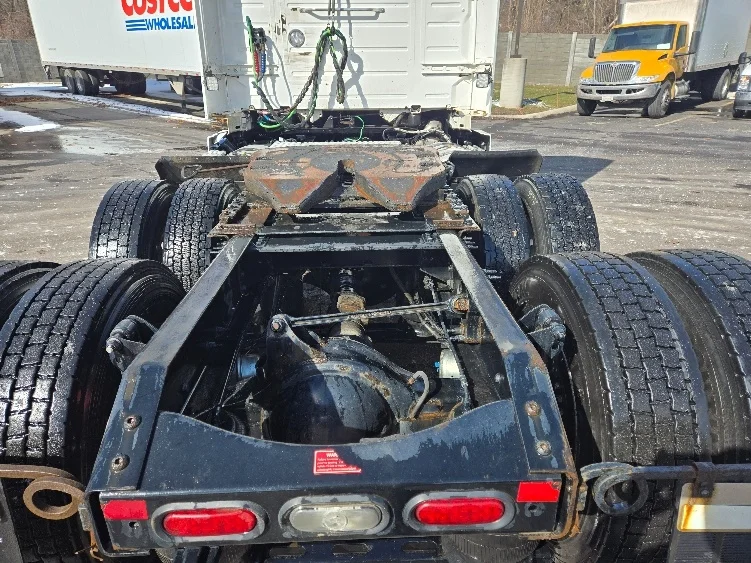 2021 Volvo VNR 640 - image 6