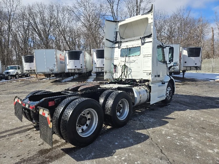 2021 Volvo VNR 640 - image 7