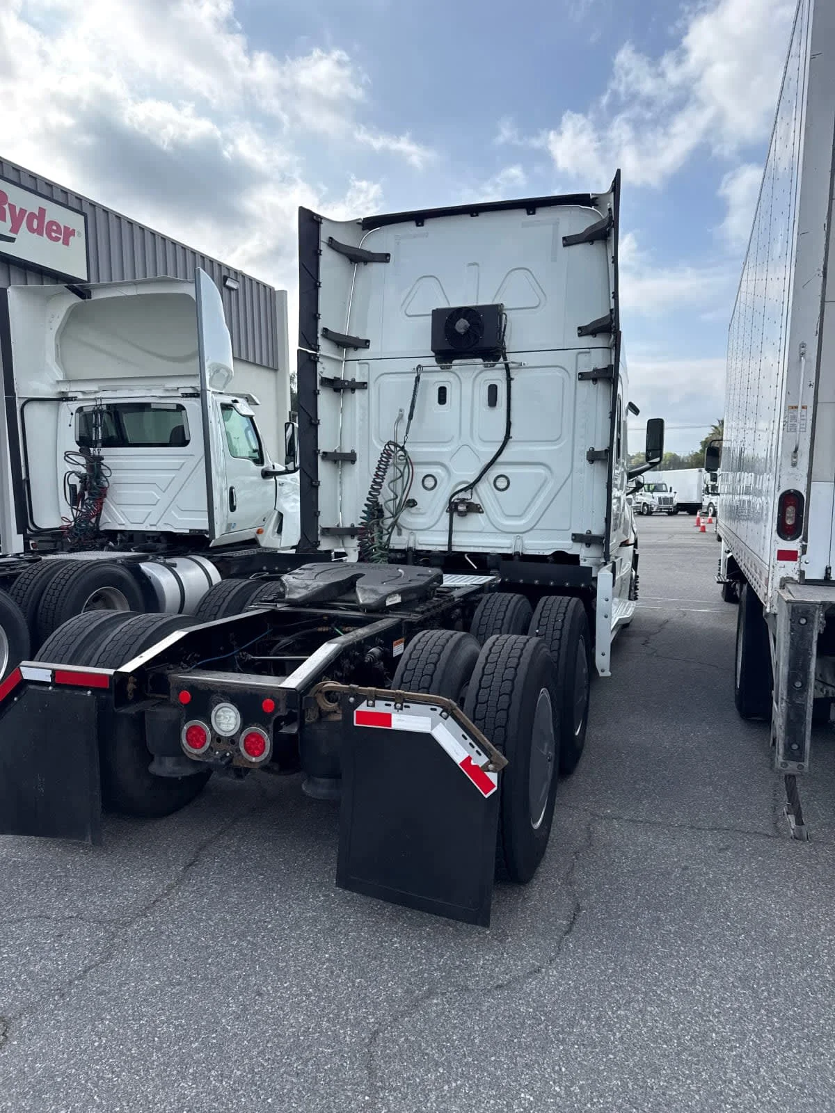 2019 Freightliner Cascadia in Pomona, CA — photo 4
