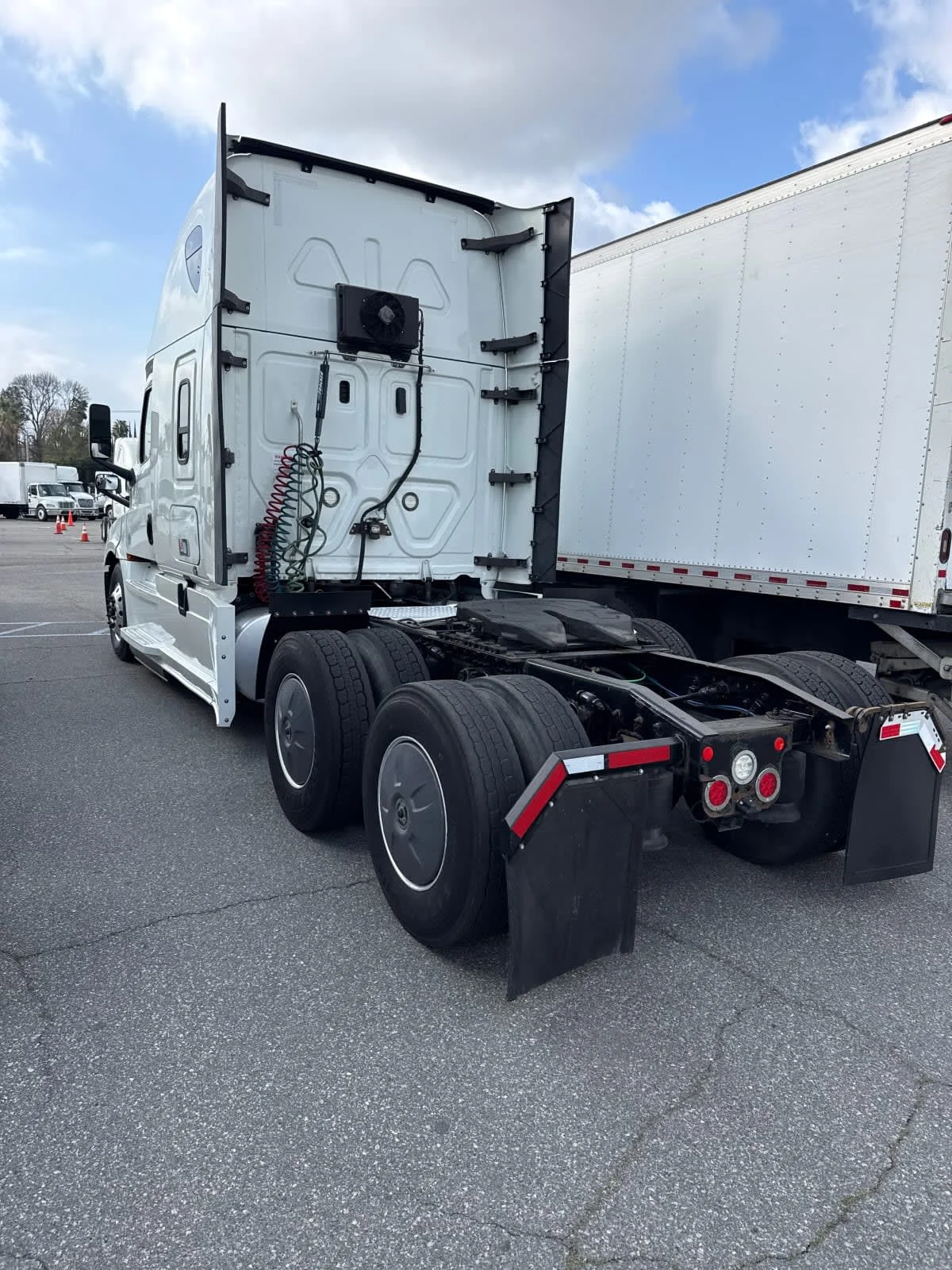 2019 Freightliner Cascadia in Pomona, CA — photo 6