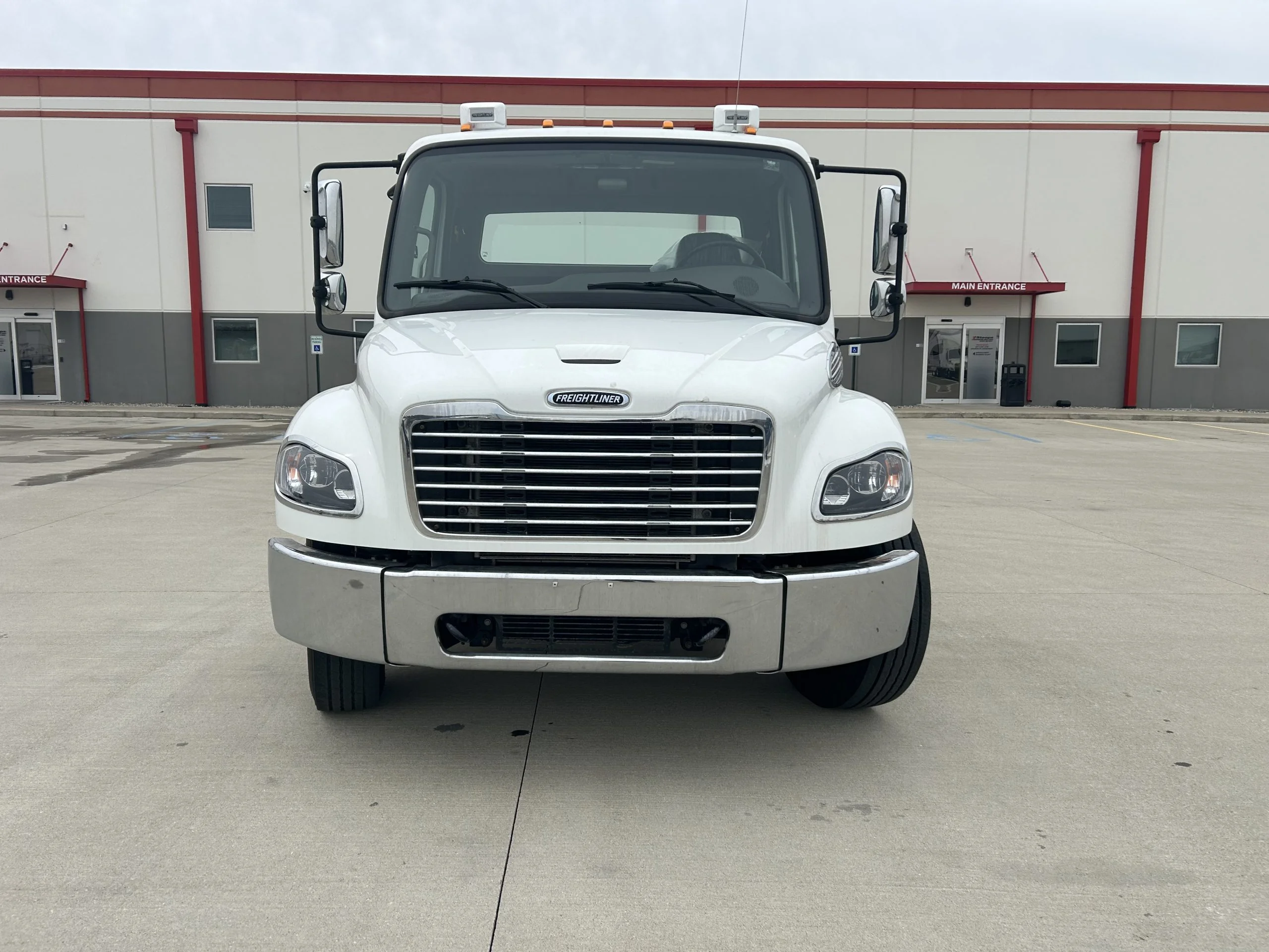 2023 Freightliner M2 106 — photo 2