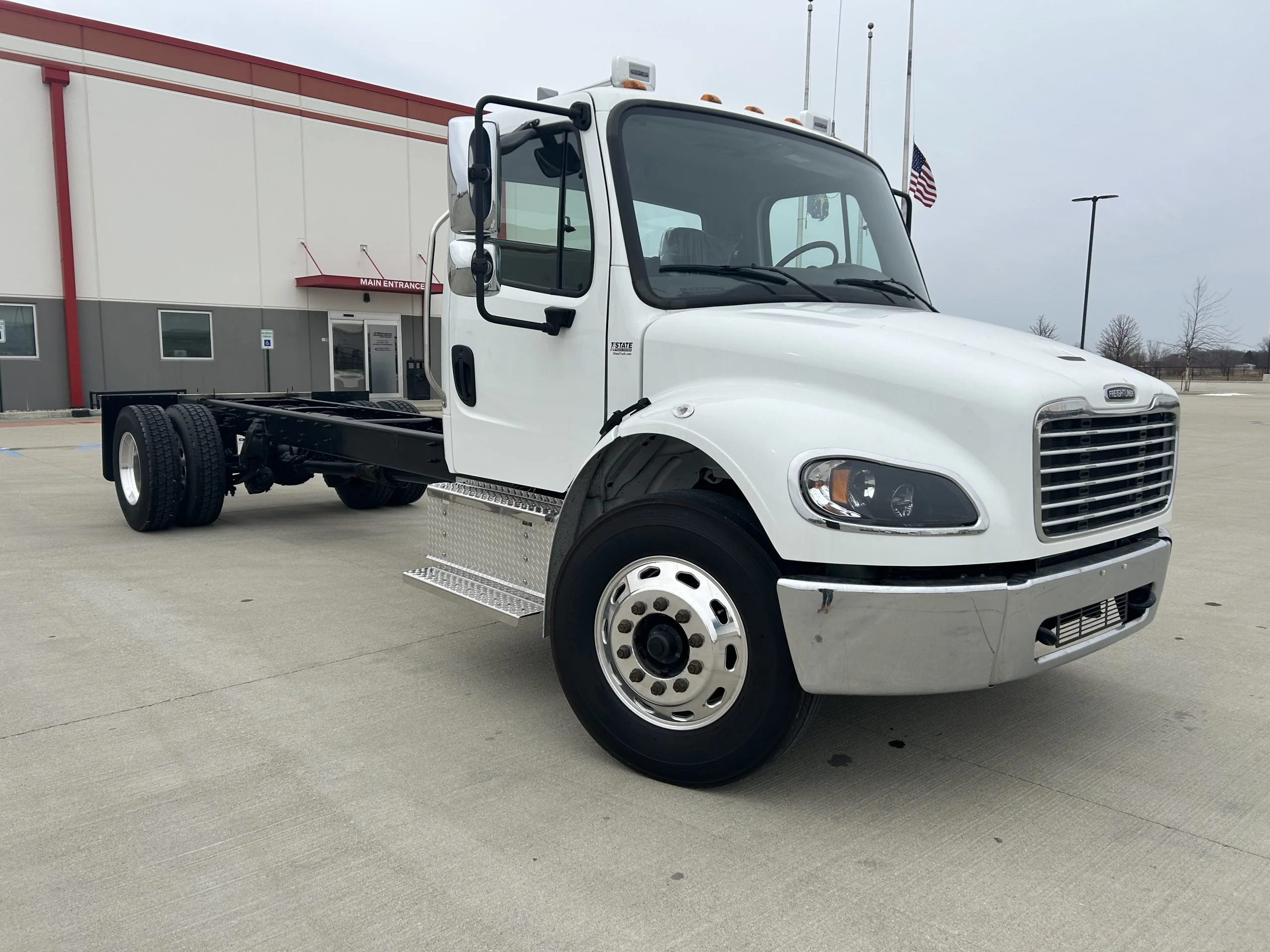 2023 Freightliner M2 106 — photo 3