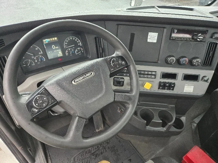 2019 Freightliner Cascadia - image 10