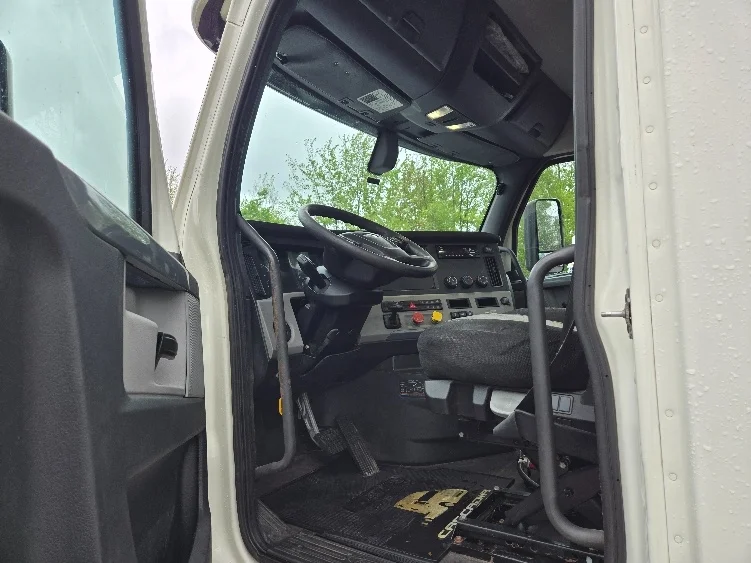 2019 Freightliner Cascadia - image 9