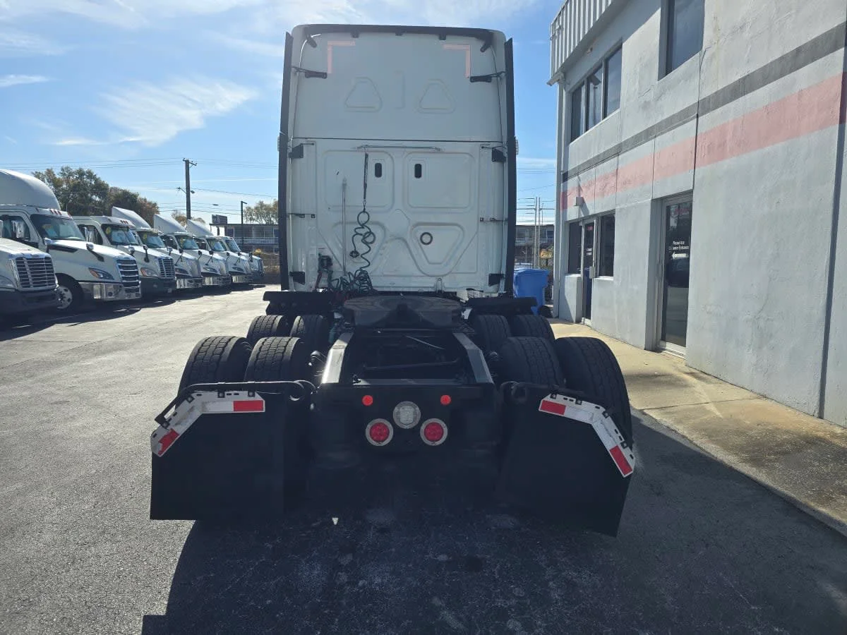 2020 Freightliner Cascadia in Tampa, FL — photo 5