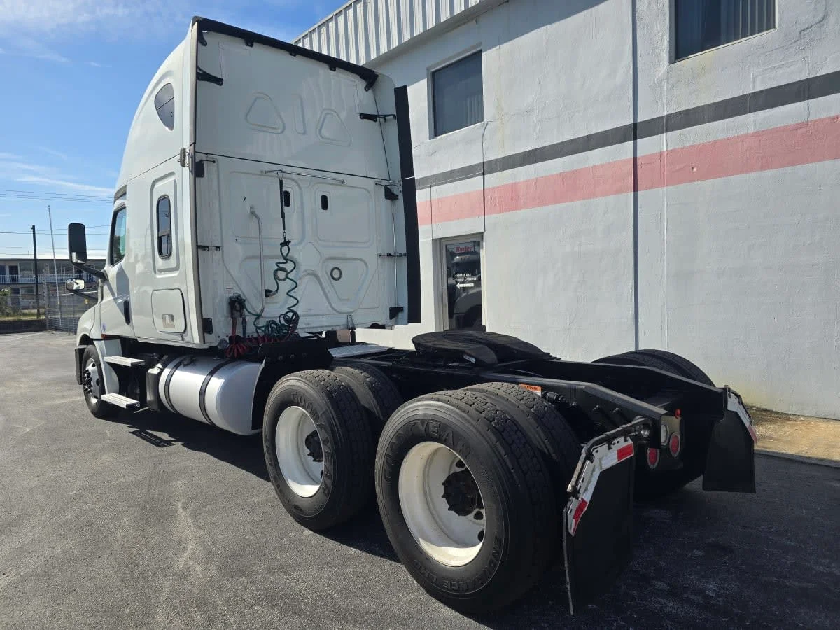 2020 Freightliner Cascadia in Tampa, FL — photo 4