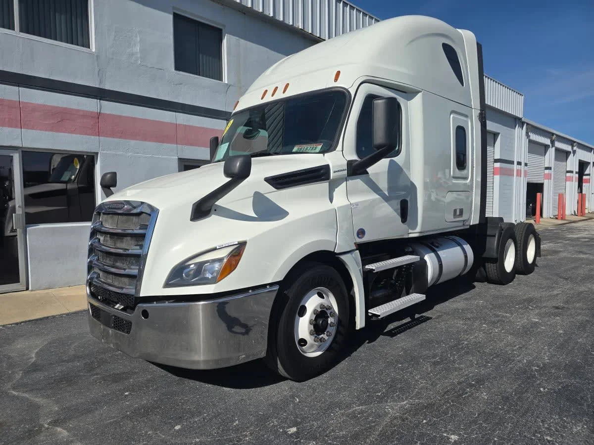 2020 Freightliner Cascadia in Tampa, FL — photo 3