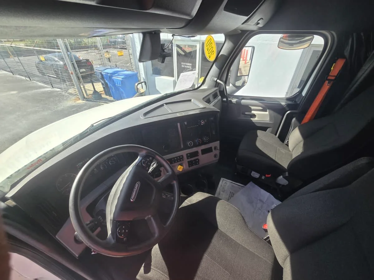 2020 Freightliner Cascadia in Tampa, FL — photo 7