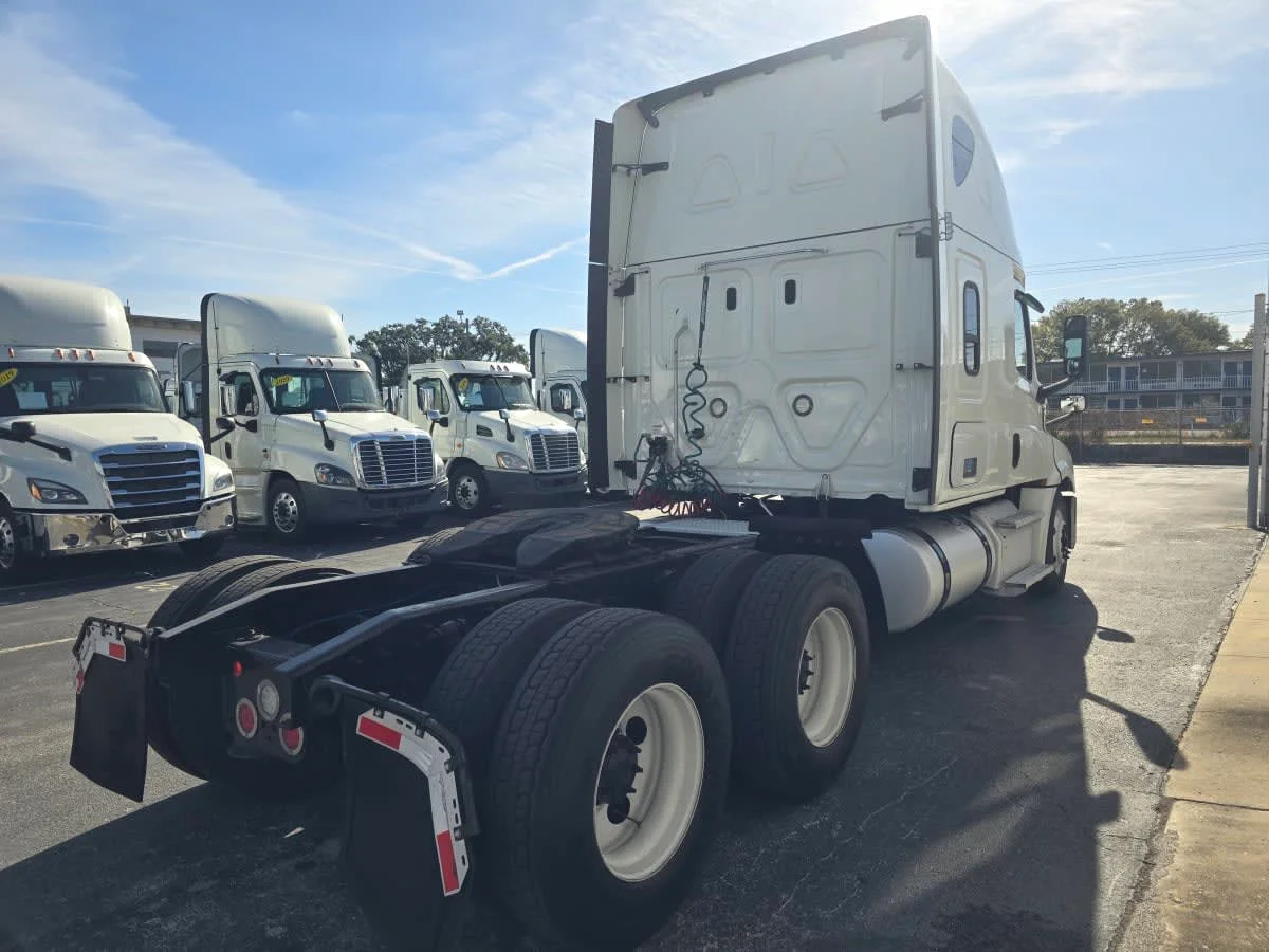 2020 Freightliner Cascadia in Tampa, FL — photo 6