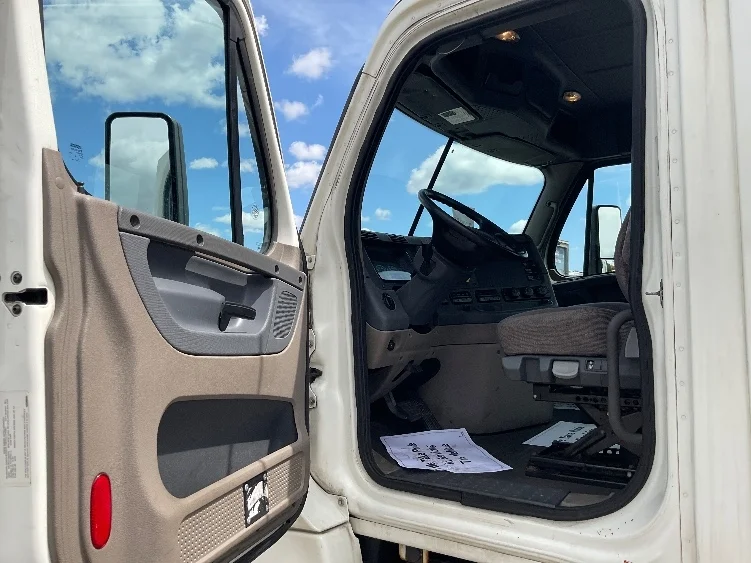 2019 Freightliner Cascadia in Chicago (Melrose Park), IL — photo 9