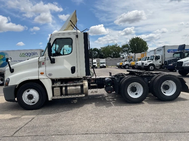 2019 Freightliner Cascadia in Chicago (Melrose Park), IL — photo 4