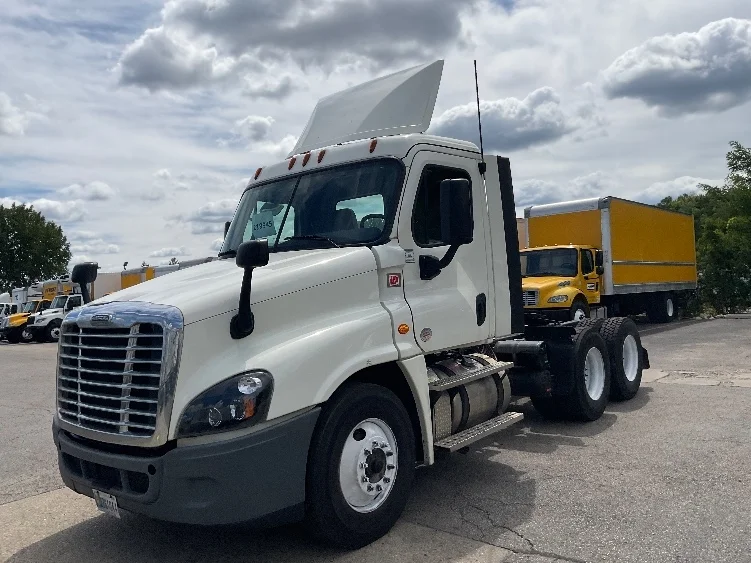 2019 Freightliner Cascadia in Chicago (Melrose Park), IL — photo 3